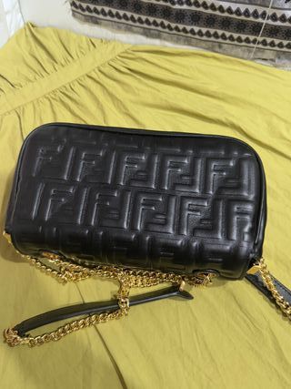 Bolso Fendi Negro con Detalles Dorados