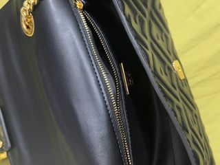 Bolso Fendi Negro con Detalles Dorados