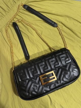 Bolso Fendi Negro con Detalles Dorados