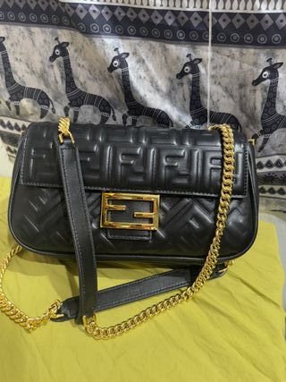Bolso Fendi Negro con Detalles Dorados