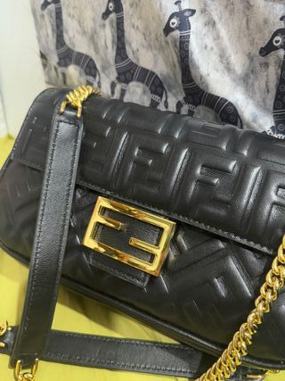 Bolso Fendi Negro con Detalles Dorados