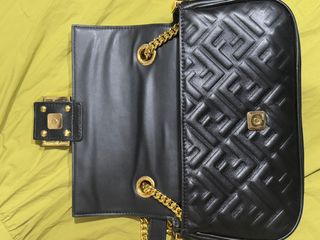 Bolso Fendi Negro con Detalles Dorados