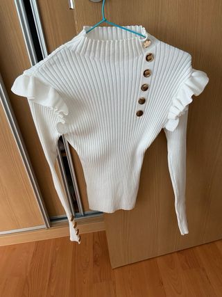 Jersey fino blanco con botones dorados