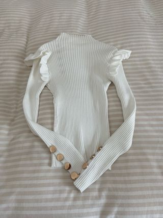 Jersey fino blanco con botones dorados