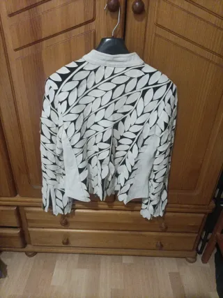 Chaqueta blanca de piel,  con diseño hojas.