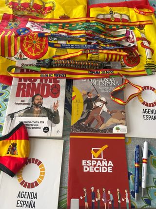 Lote VOX e la Spagna: cordini, libri, penne