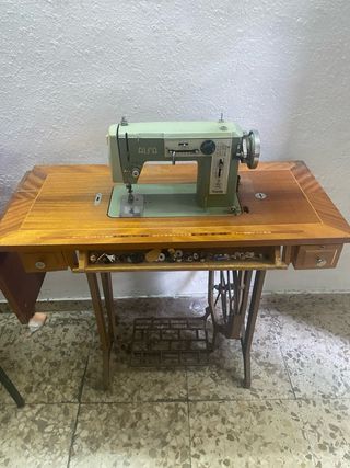 Máquina de coser Alfa antigua