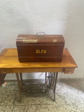 Máquina de coser Alfa antigua