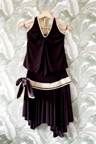 Vestido de fiesta marron y dorado.