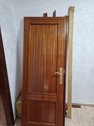 Puerta interior de madera