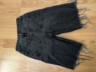 Pantalón vaquero negro desgastado