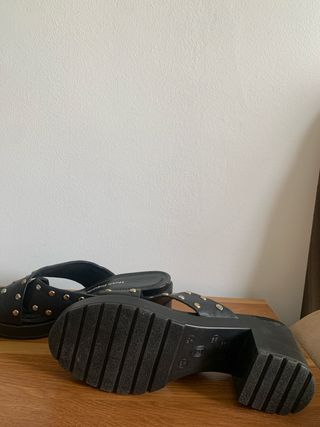 Sandalias Tacón Negro Tachuelas Hush Puppies