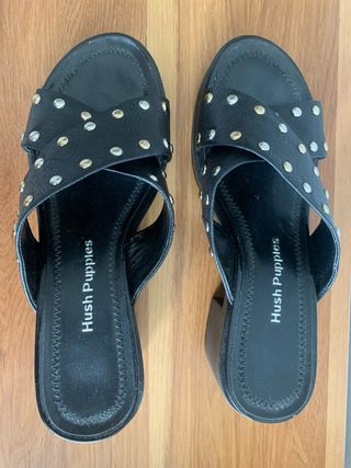Sandalias Tacón Negro Tachuelas Hush Puppies