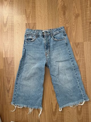 Pantalón vaquero ancho deshilachado