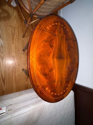 Mesa de madera con detalles anaranjados