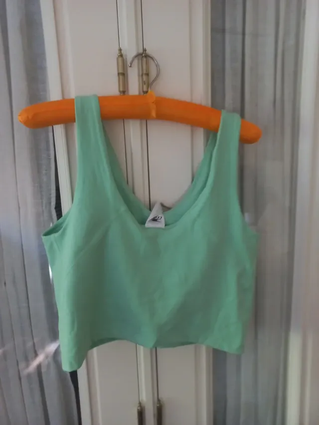 Top deportivo verde
