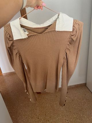 Jersey marrón cuello blanco mangas abullonadas