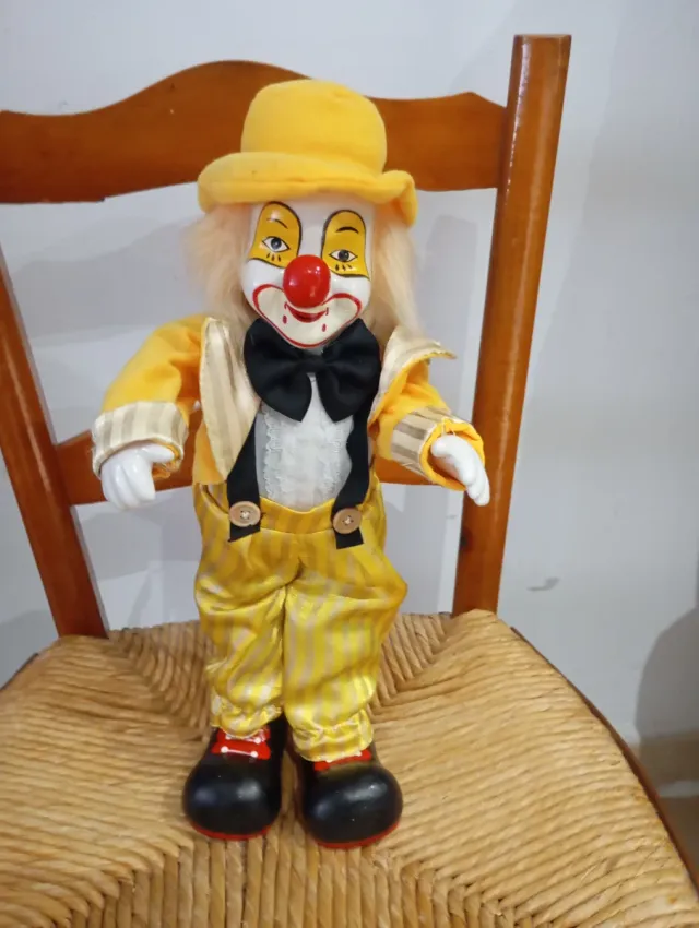 Payaso de cerámica amarillo y negro