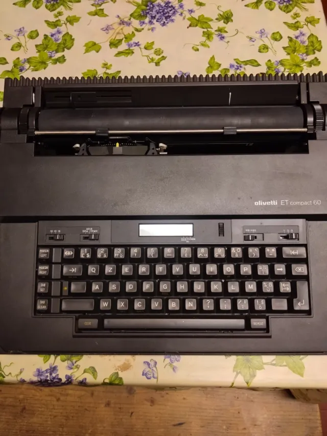 Macchina da scrivere Olivetti ET compact 60