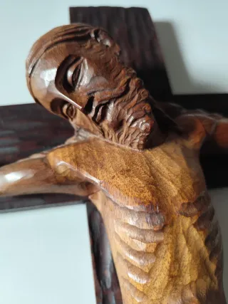 Crocifisso in legno massiccio antico