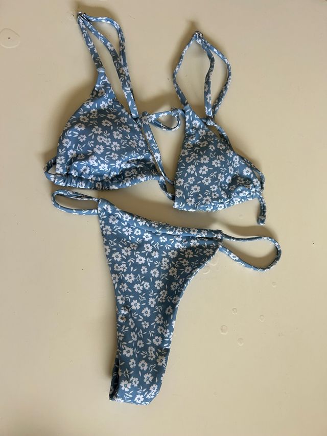 Bikini floral azul y blanco