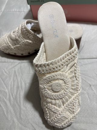 Zuecos de crochet beige