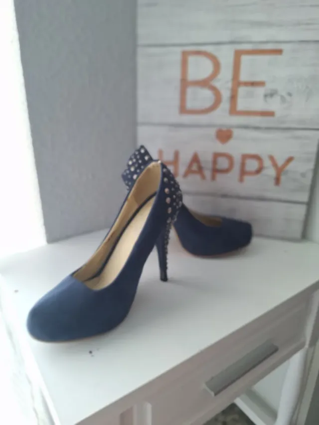 Zapatos de tacón azul con tachuelas