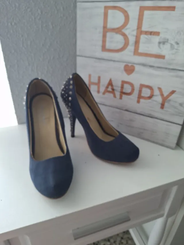 Zapatos de tacón azul con tachuelas
