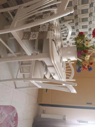 Mesa y sillas blancas