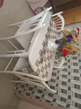Mesa y sillas blancas