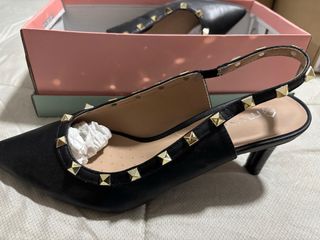 Zapatos de tacón negros con tachuelas doradas
