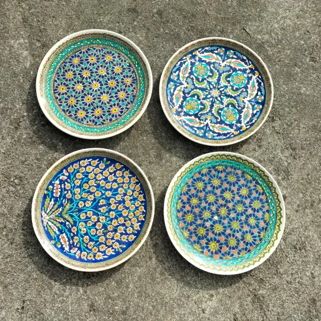 Plato de cerámica pintado a mano