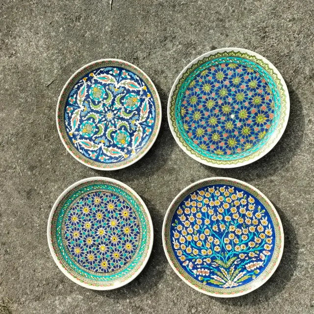 Plato de cerámica pintado a mano