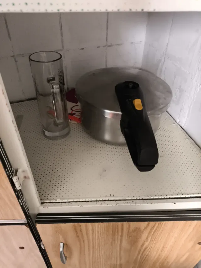 Cafetera italiana, olla exprés, sartenes, vasos