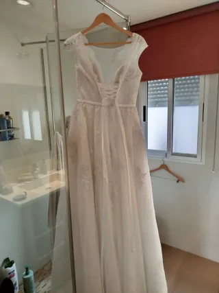Vestido de novia de encaje y tul.