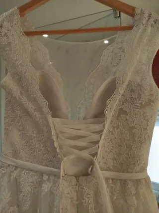 Vestido de novia de encaje y tul.