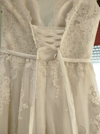 Vestido de novia de encaje y tul.