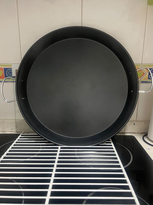 Paellera metálica negra con asas
