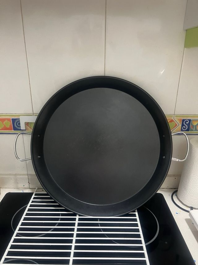 Paellera metálica negra con asas