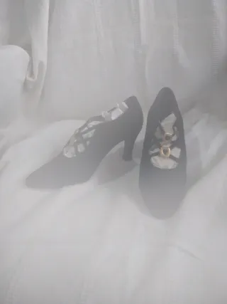 Zapatos de tacón negros. 