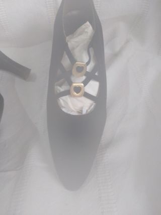 Zapatos de tacón negros. 