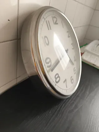 Reloj de pared plateado y blanco