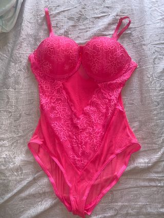 Body lencero rosa neón encaje