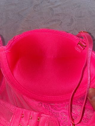 Body lencero rosa neón encaje