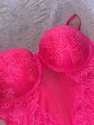Body lencero rosa neón encaje
