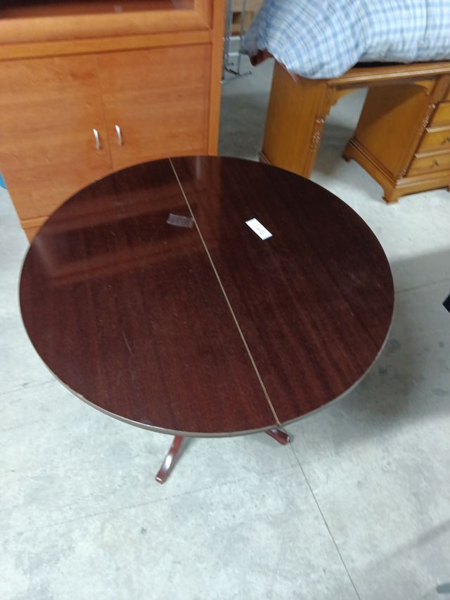 Mesa de comedor de madera marrón