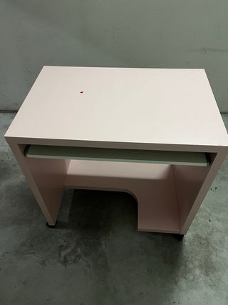 Scrivania rosa con rotelle e cassetto estraibile