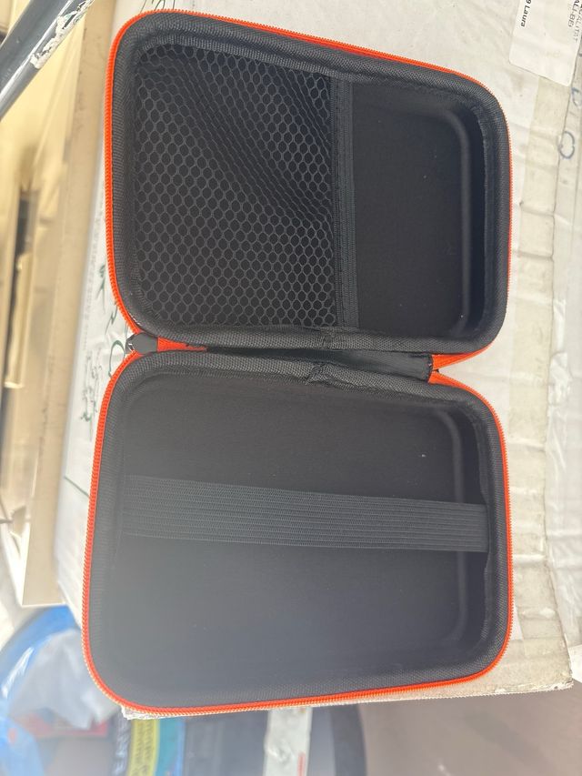 Estuche rígido gris con cremallera naranja 