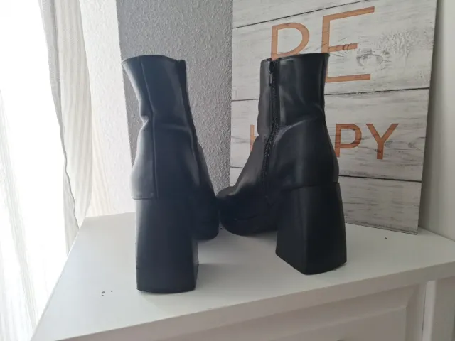 Botines negros tacón ancho.