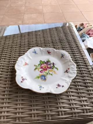 Plato de porcelana con flores